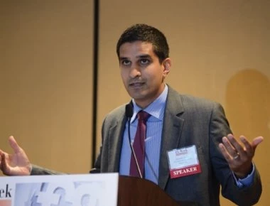 «Βόμβες» Σινγκ: «Ανεπαρκής η ελάφρυνση του ελληνικού χρέους»